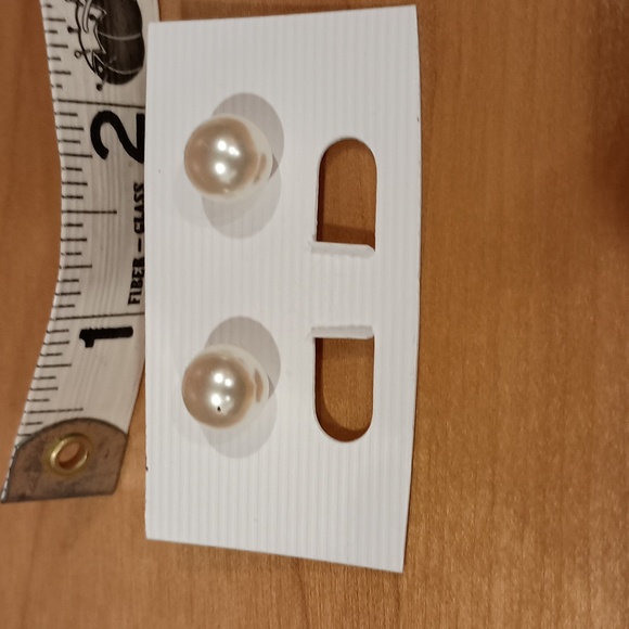 faux pearl earrings - Picture 1 of 2